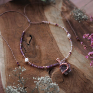 Naszyjnik Surowy Agat Winogronowy z Mocą Kryształu Górskiego