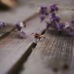 Pierścionek z kryształem górskim – miedź, rozmiar 19, ręcznie wykonany talizman