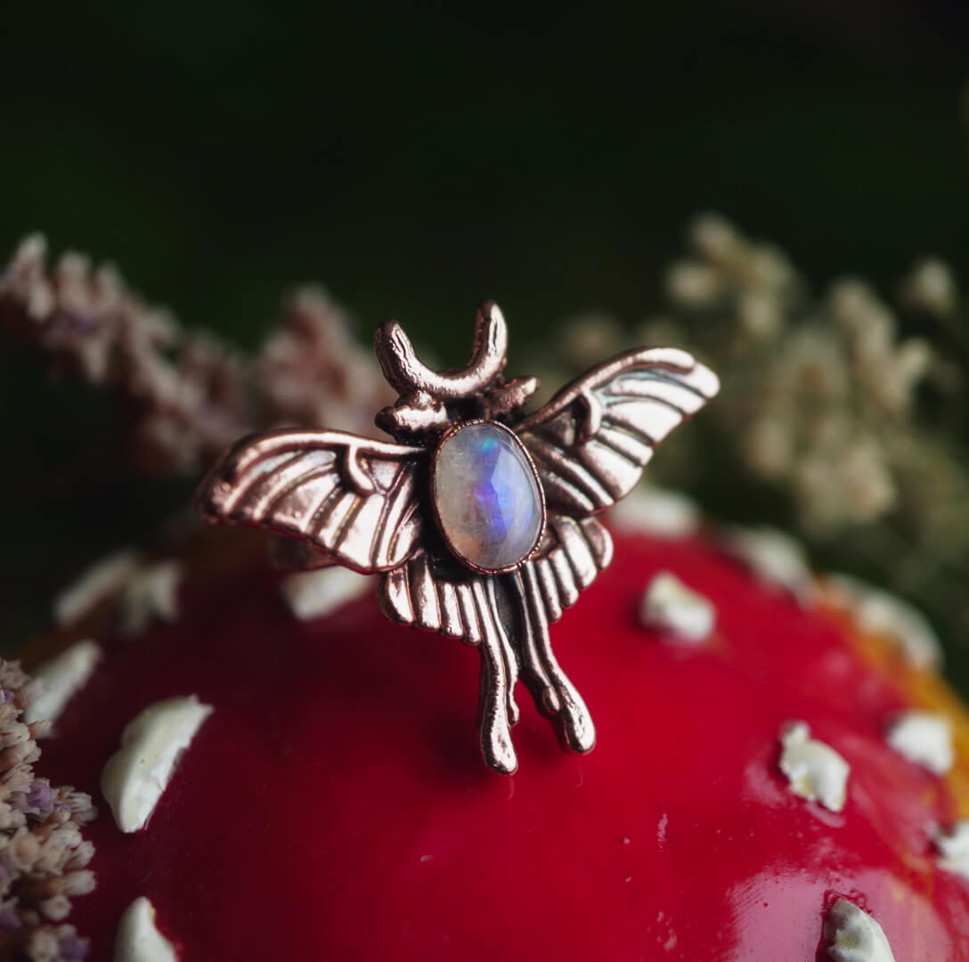 Lunarny Blask: Pierścionek z Ćmą i Kamieniem Księżycowym r. 14 - obrazek 3