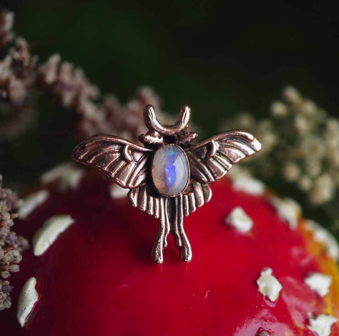 Lunarny Blask: Pierścionek z Ćmą i Kamieniem Księżycowym r. 14