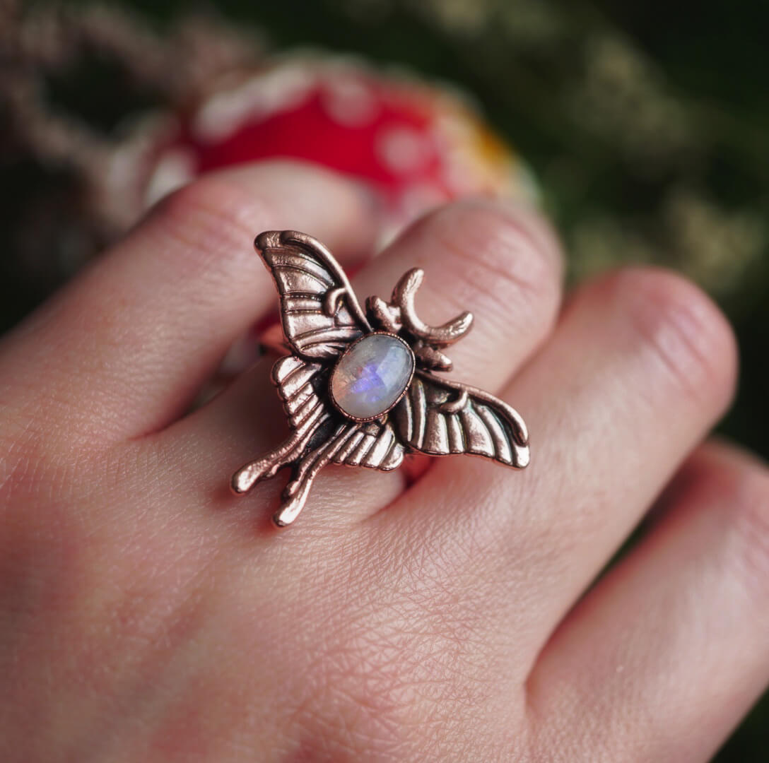 Lunarny Blask: Pierścionek z Ćmą i Kamieniem Księżycowym r. 14 - obrazek 2