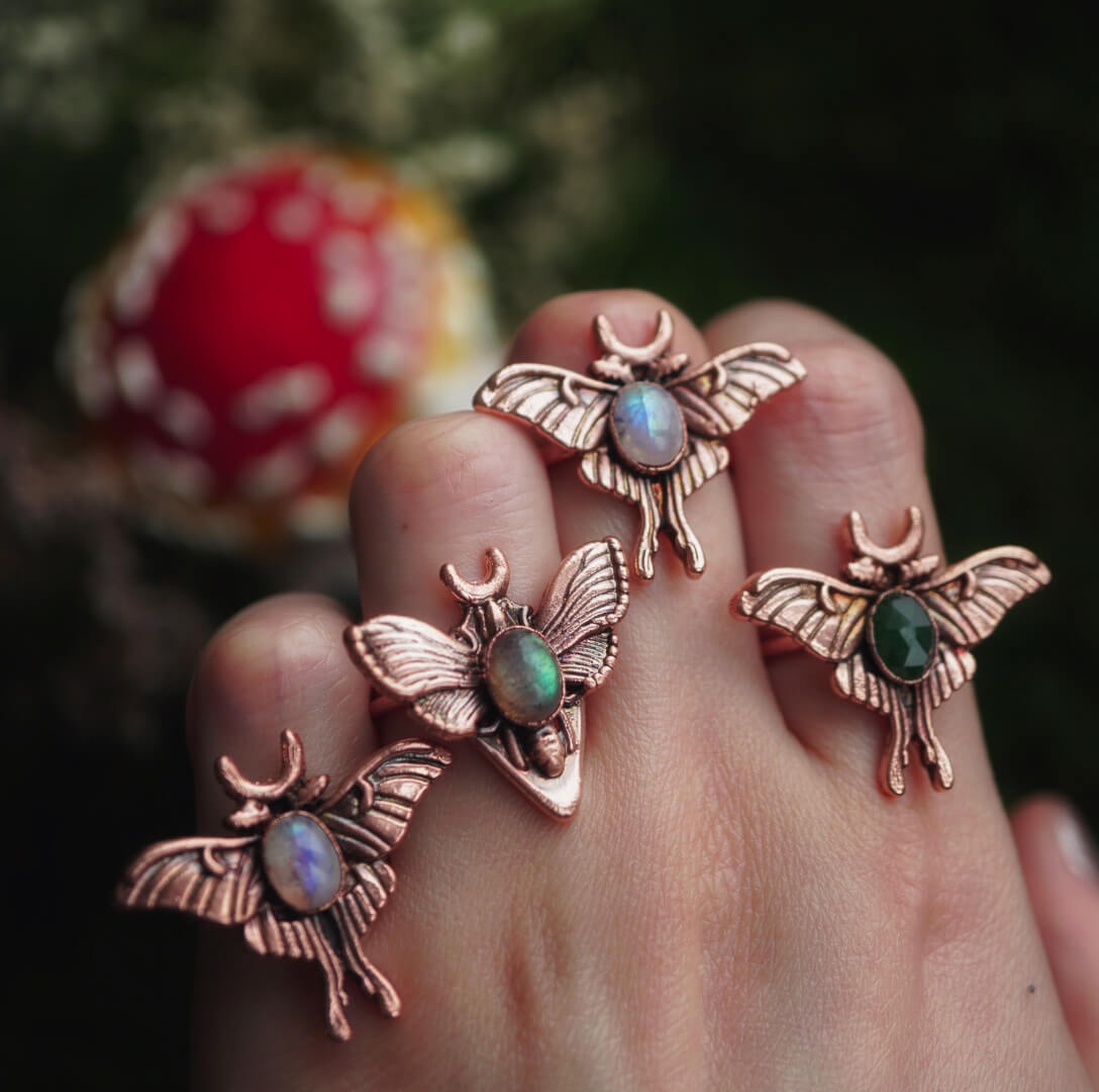 Lunarny Blask: Pierścionek z Ćmą i Kamieniem Księżycowym r. 14 - obrazek 4