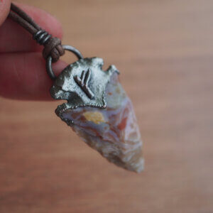 Runiczny Talizman Fehu z Grotem Agatu