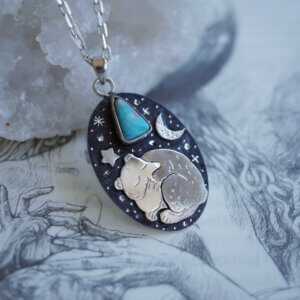 Opalowy Sen: Srebrny Naszyjnik z Motywem Śpiącego Misia