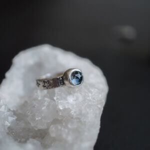 Gwiezdny Blask: Srebrny Pierścień z Topazem i Księżycem r. 12.5