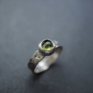 Pierścionek z oliwinem rozmiar 11 – srebrna obrączka z naturalnym kamieniem