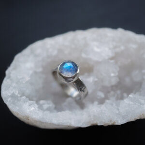 Pierścień Celestial: Gwiazdki z Kamieniem Księżycowym r. 12.5