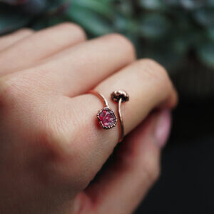 Miedziany pierścień grzybek z surowym rubinem - Rozmiar 18.