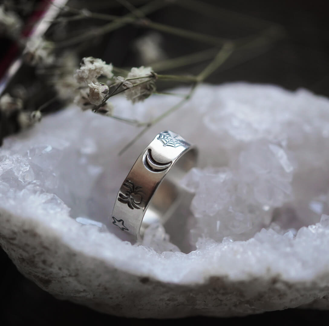 Srebrny Pierścionek Nocne Tajemnice - rozmiar 12.5