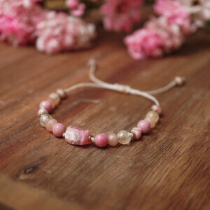 Energetyczna bransoletka z rodochrozytem i cytrynem w świetle naturalnym