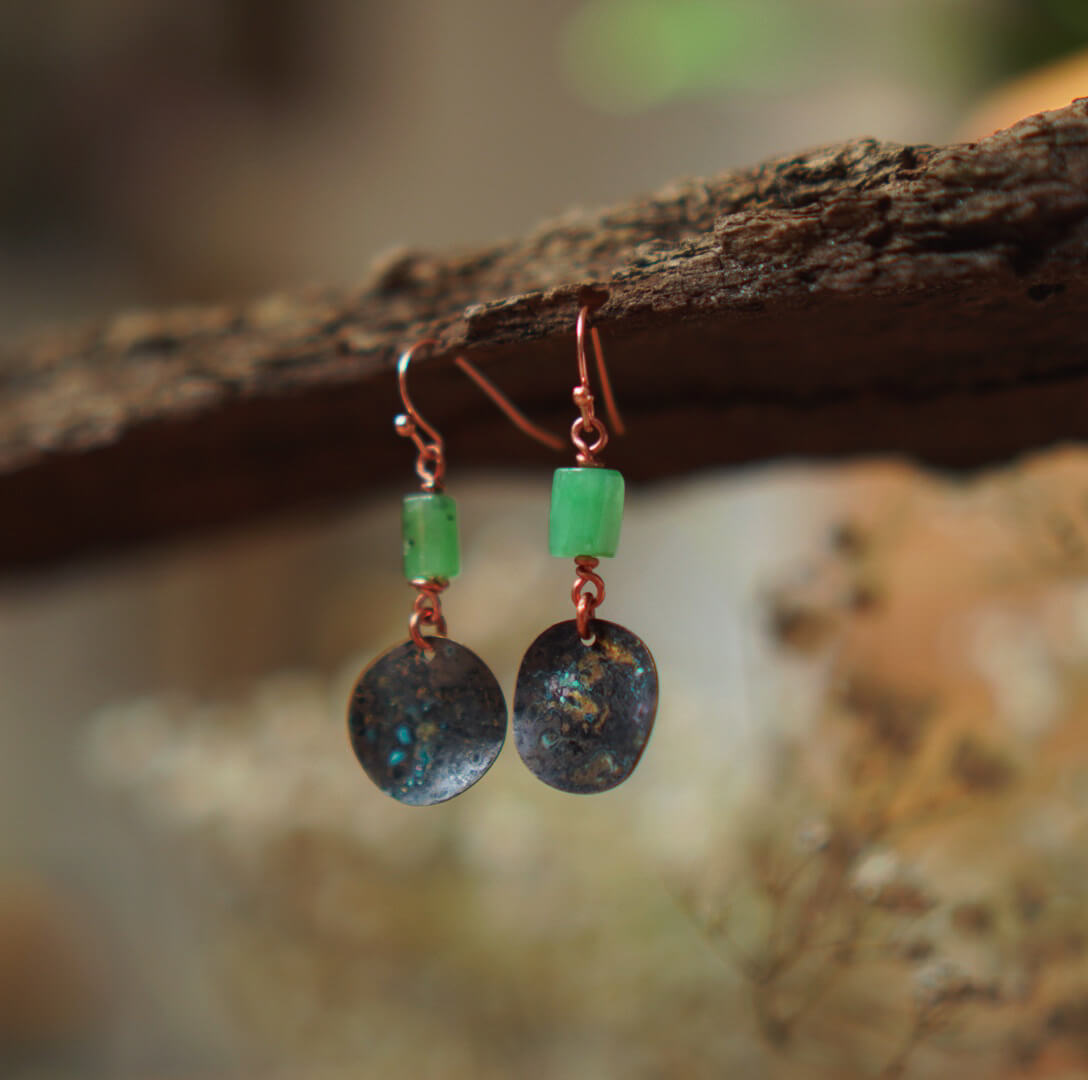 Naturalne piękno: Kolczyki z chryzoprazem w miedzi - obrazek 2