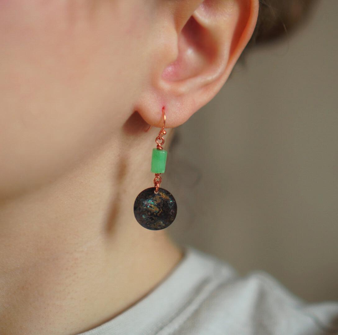 Naturalne piękno: Kolczyki z chryzoprazem w miedzi - obrazek 3