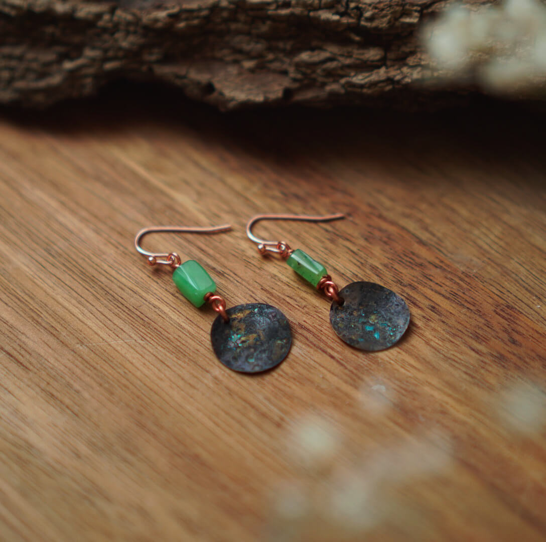 Naturalne piękno: Kolczyki z chryzoprazem w miedzi - obrazek 5