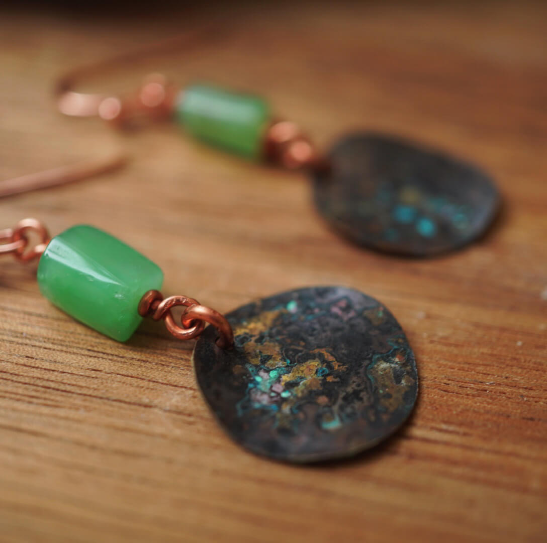 Naturalne piękno: Kolczyki z chryzoprazem w miedzi - obrazek 4