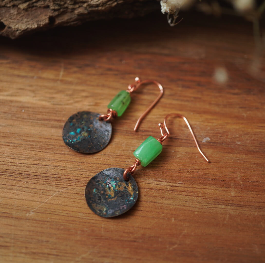 Naturalne piękno: Kolczyki z chryzoprazem w miedzi