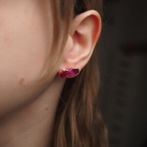 Kamień serca – Kolczyki sztyfty z surowym rubinem