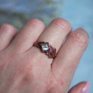 Pierścionek z liściem paproci i kamieniem księżycowym r. 15