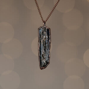 Lodowy Szept – naszyjnik z kyanitem w chłodnym odcieniu