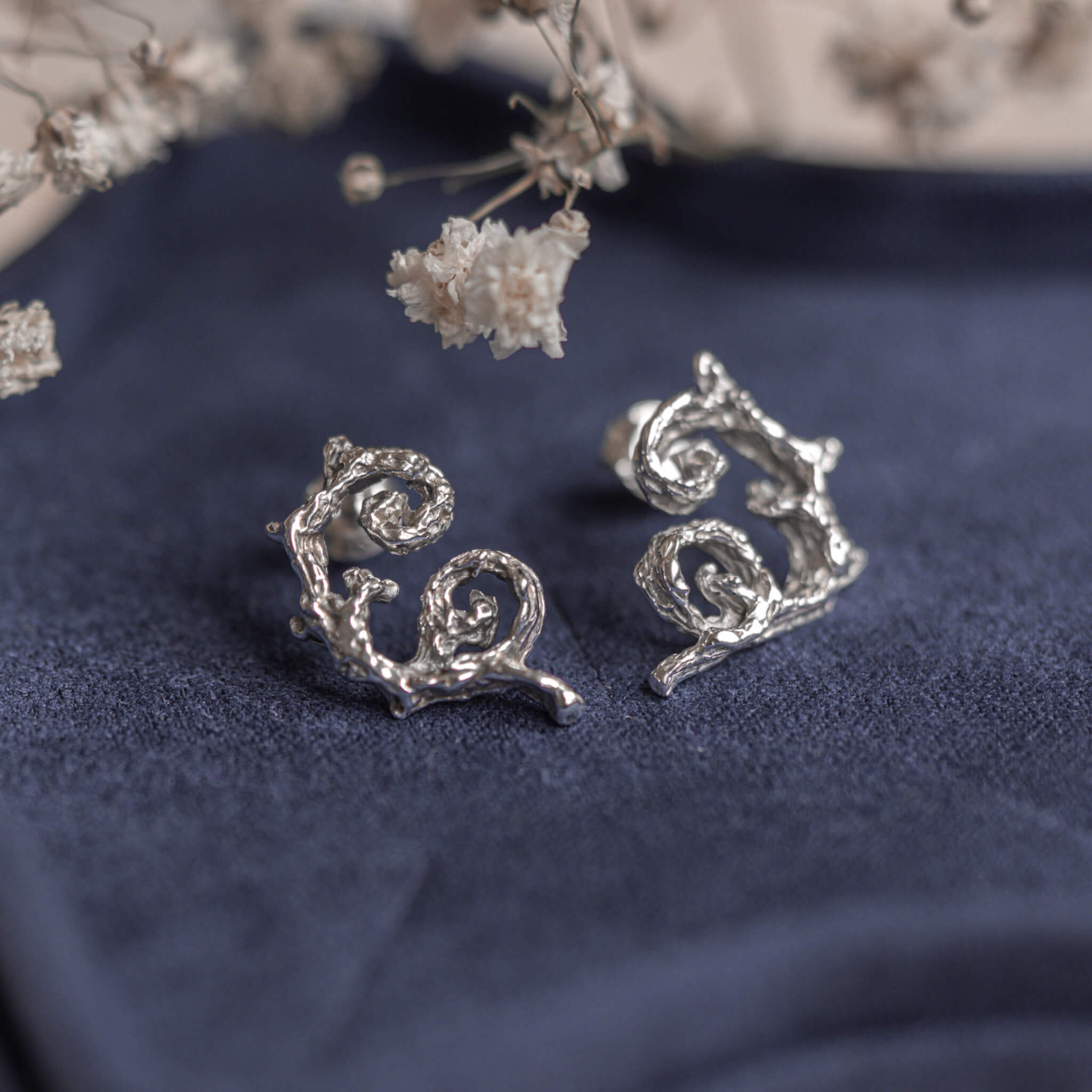 Srebrne kolczyki „Leśna Gałązka” – biżuteria inspirowana naturą - obrazek 2