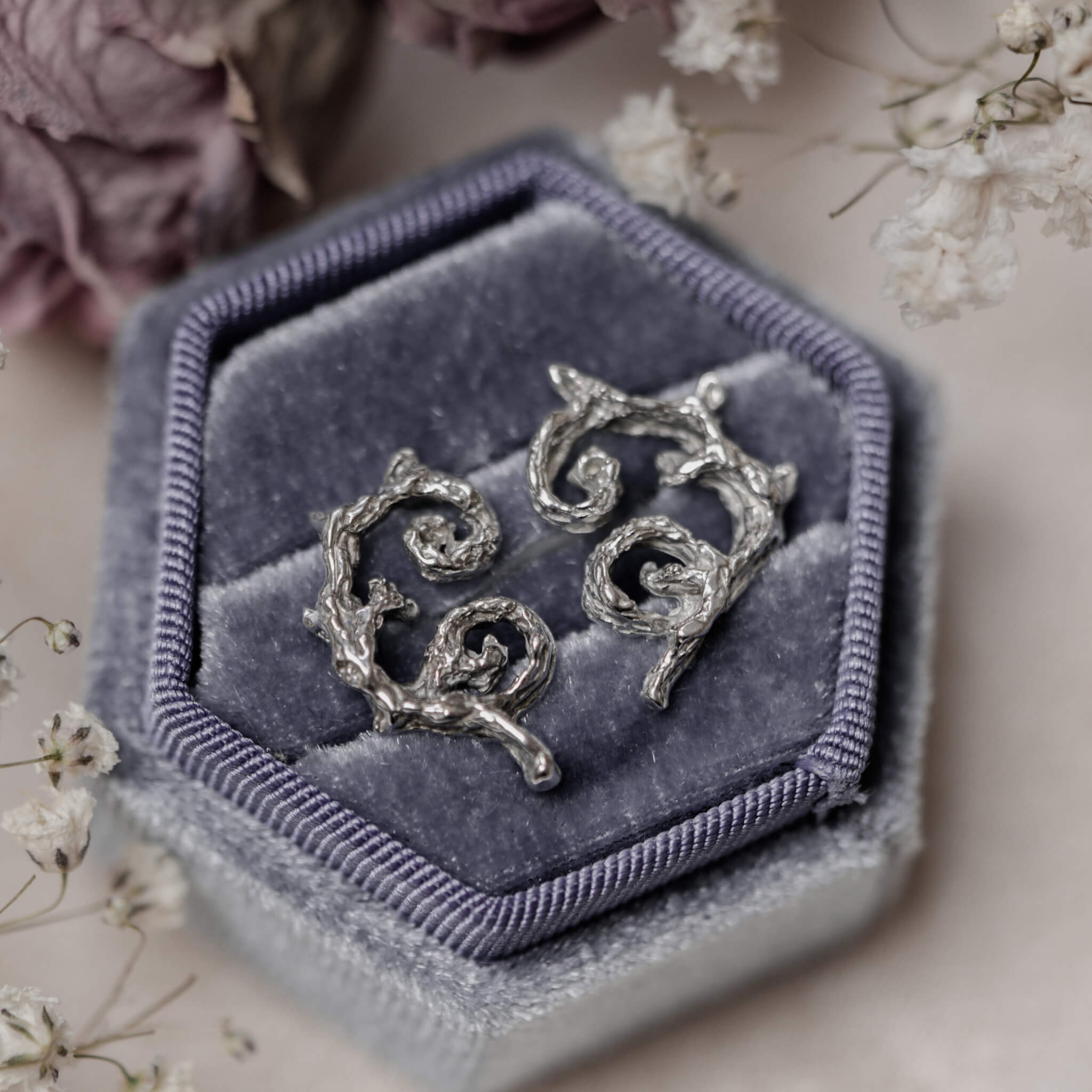 Srebrne kolczyki „Leśna Gałązka” – biżuteria inspirowana naturą - obrazek 3