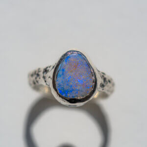 Pierścionek z opalem australijskim – błękitne światło kamienia r. 13