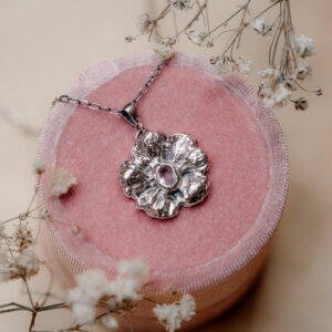 Naszyjnik z różowym kwarcem – srebrny kwiat z kamieniem