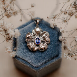 Naszyjnik z naturalnym kyanitem – kwiatowa zawieszka ze srebra