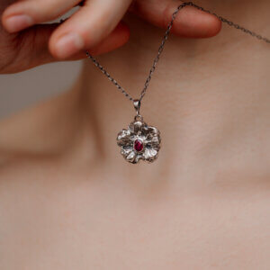 Naszyjnik z rubinem – srebrny kwiat z naturalnym kamieniem