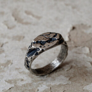 srebrny pierścionek skała, ręcznie rzeźbiony