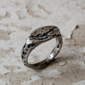 pierścionek ze srebra o fakturze skały, z satynowym wykończeniem