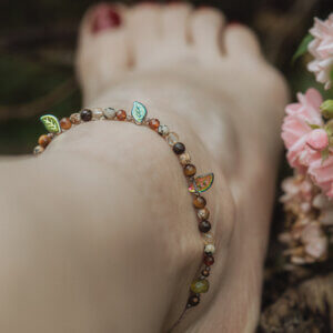 Bransoletka na kostkę z liśćmi i kamieniami – Leśne Echa