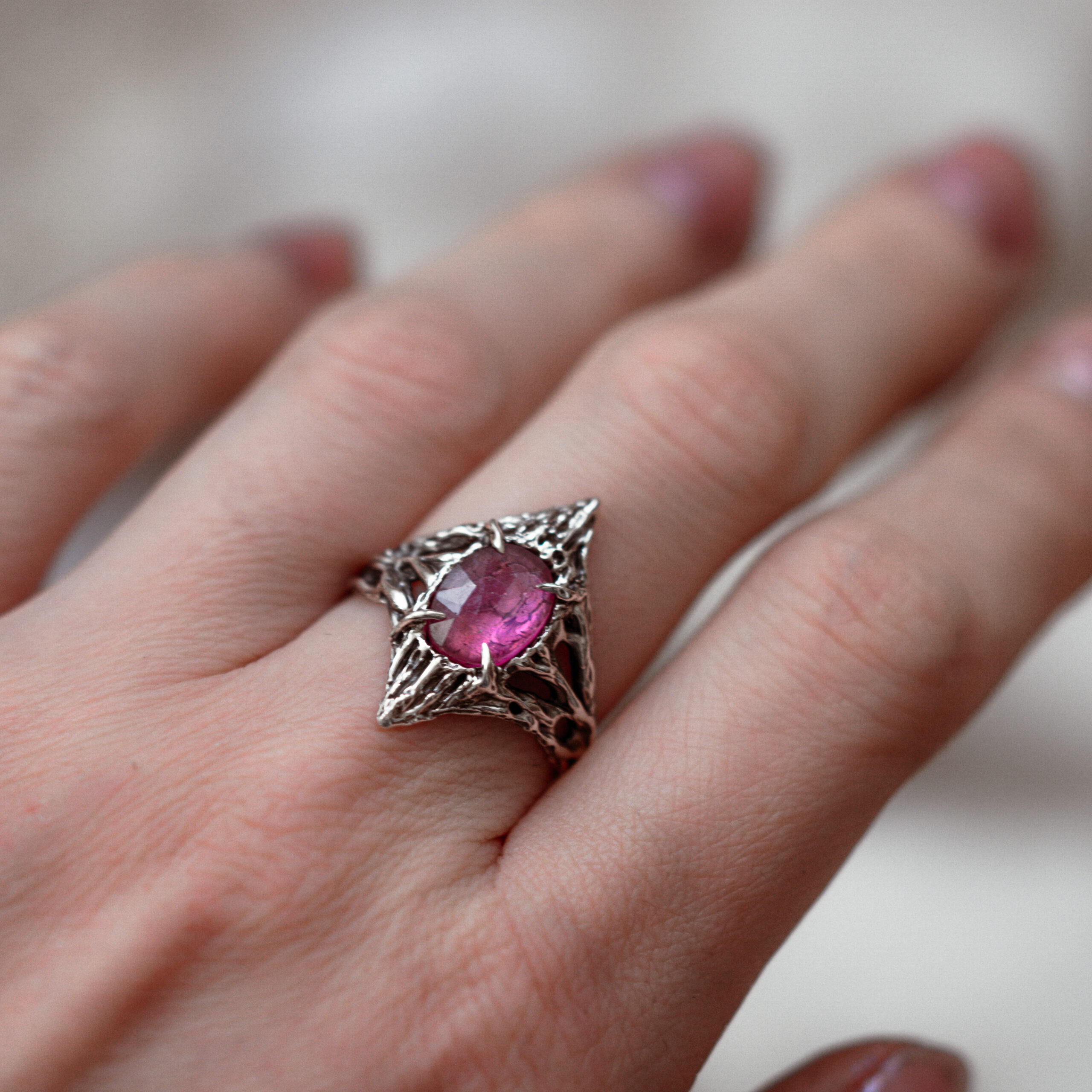 Ring with pink tourmaline on the hand - Flame of the Rose model