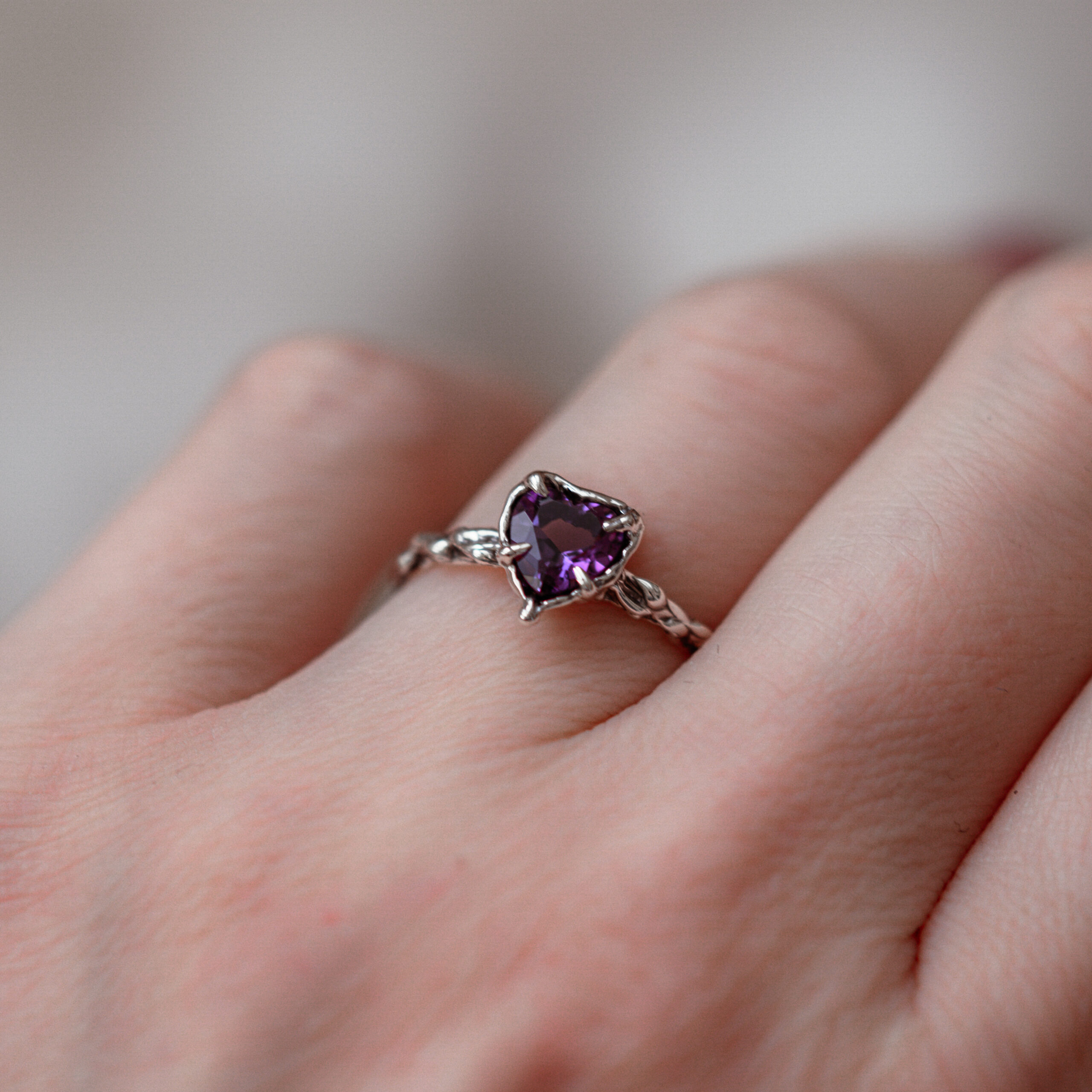 pierścionek srebrny z ametystem w kształcie serca na dłoni