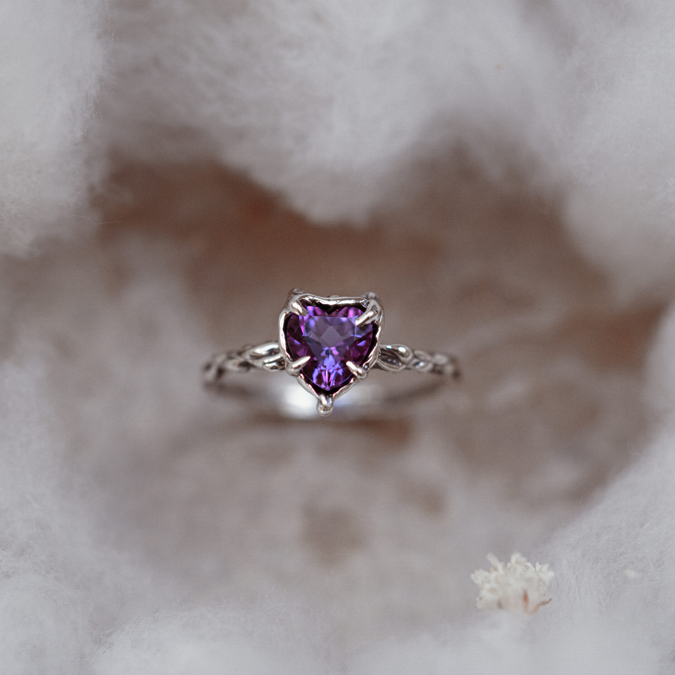 pierścionek srebrny z ametystem 13,5 na białym tle