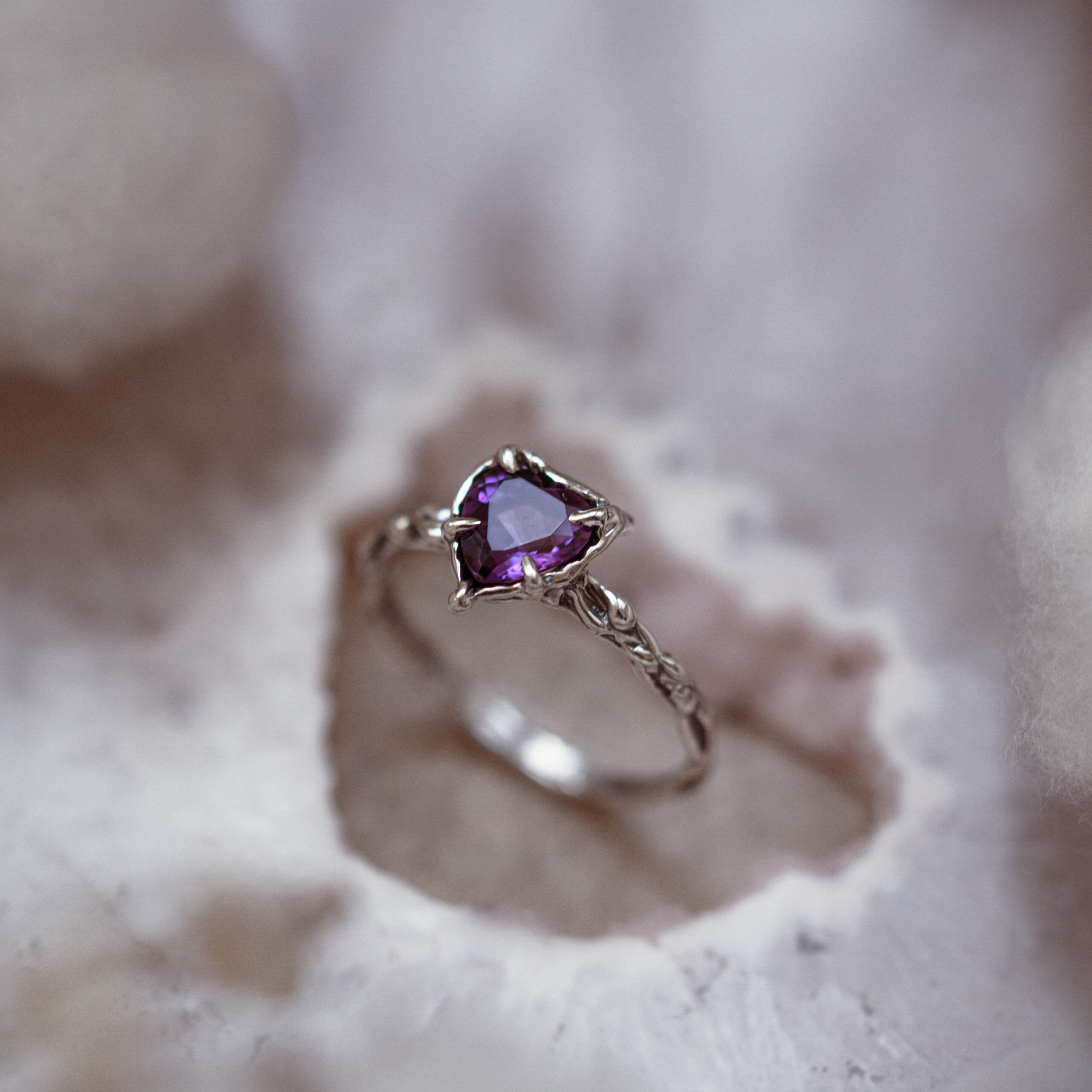 baśniowy pierścionek srebrny z fioletowym ametystem