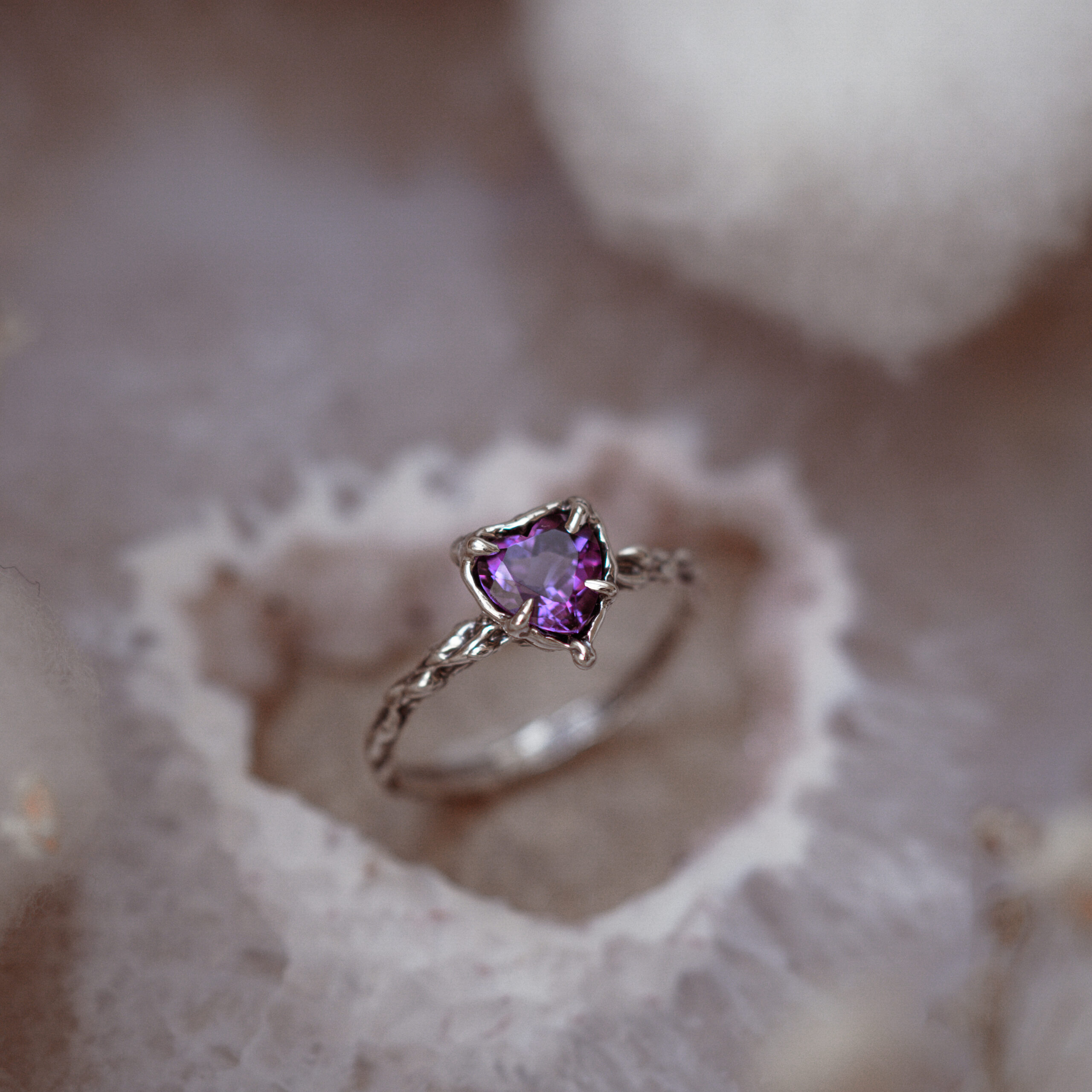 pierścionek z ametystem 6x6 mm w organicznym stylu Spirit Dust