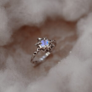 pierścionek srebrny kamień księżycowy Gwiezdna Kropla na białym tle