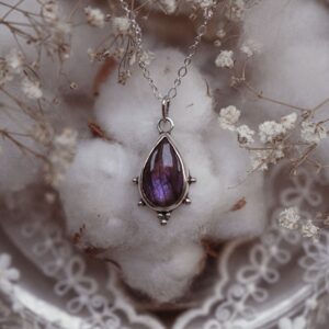 Srebrny naszyjnik z labradorytem – purpurowy błysk