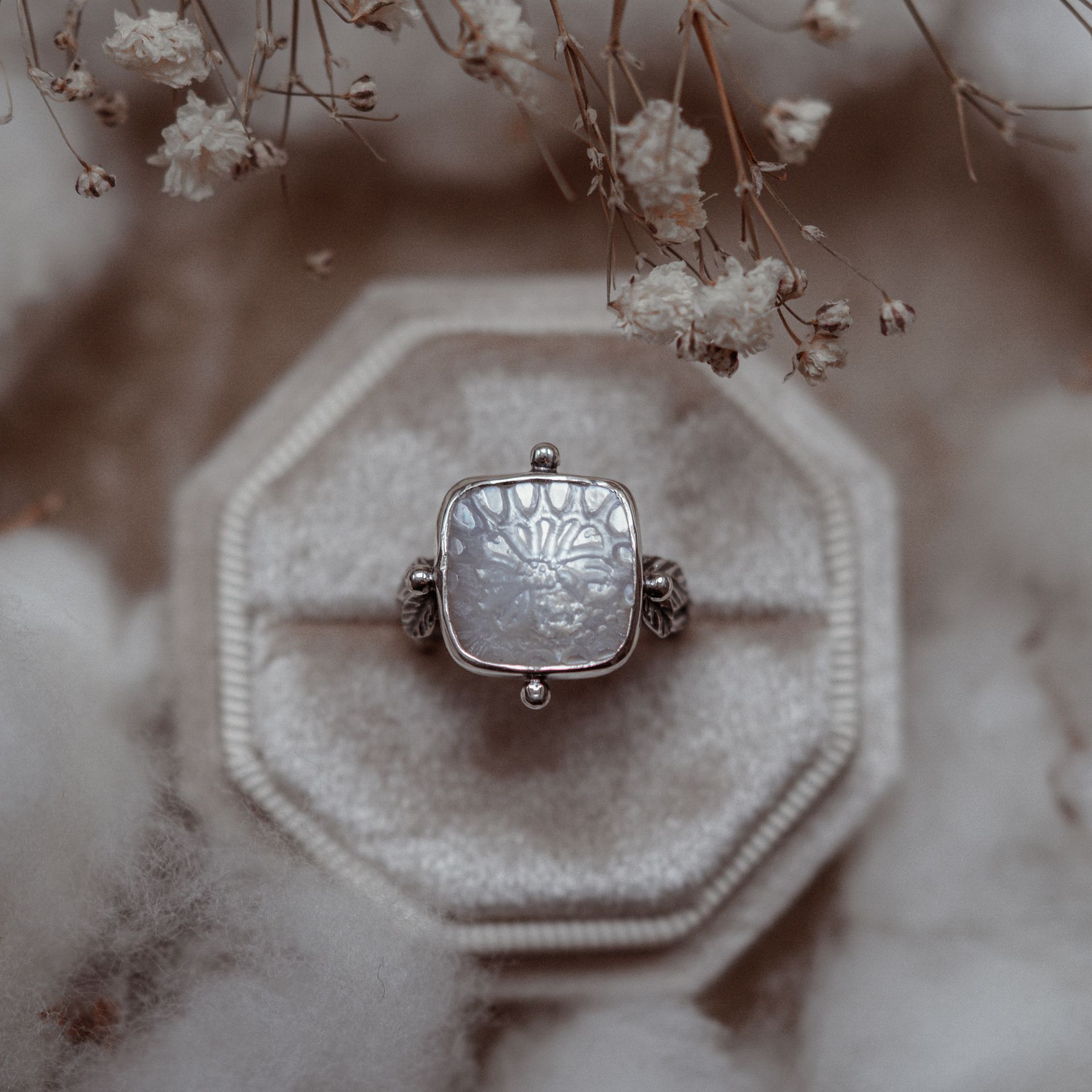 Pierścionek z białą muszlą, srebro 925, ręcznie rzeźbiony kwiat - obrazek 2