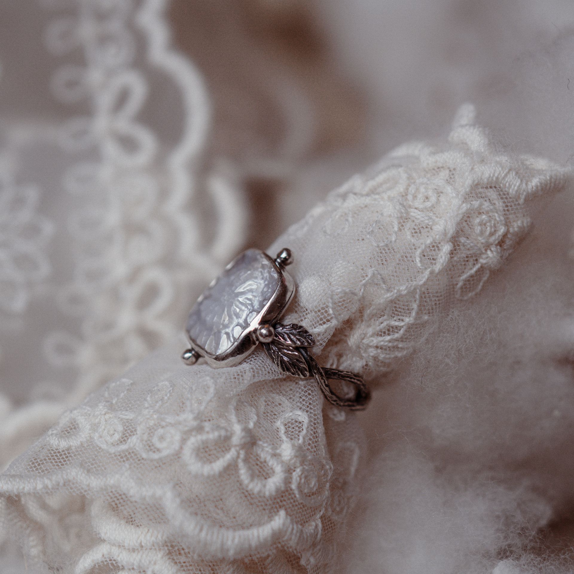 Pierścionek z białą muszlą, srebro 925, ręcznie rzeźbiony kwiat - obrazek 5