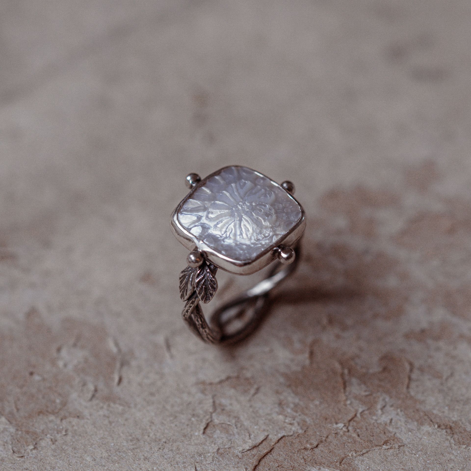 Pierścionek z białą muszlą, srebro 925, ręcznie rzeźbiony kwiat - obrazek 7