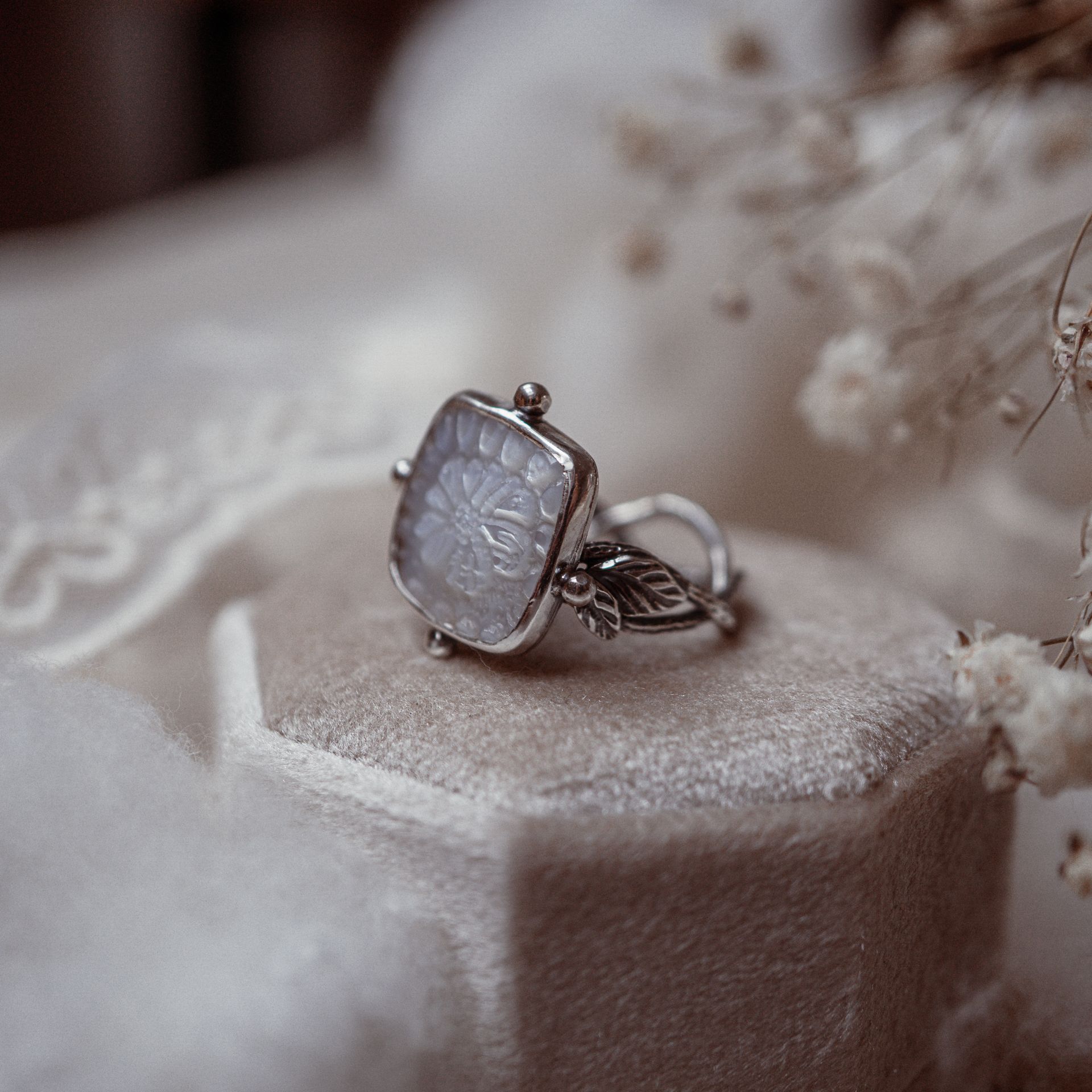 Pierścionek z białą muszlą, srebro 925, ręcznie rzeźbiony kwiat - obrazek 4