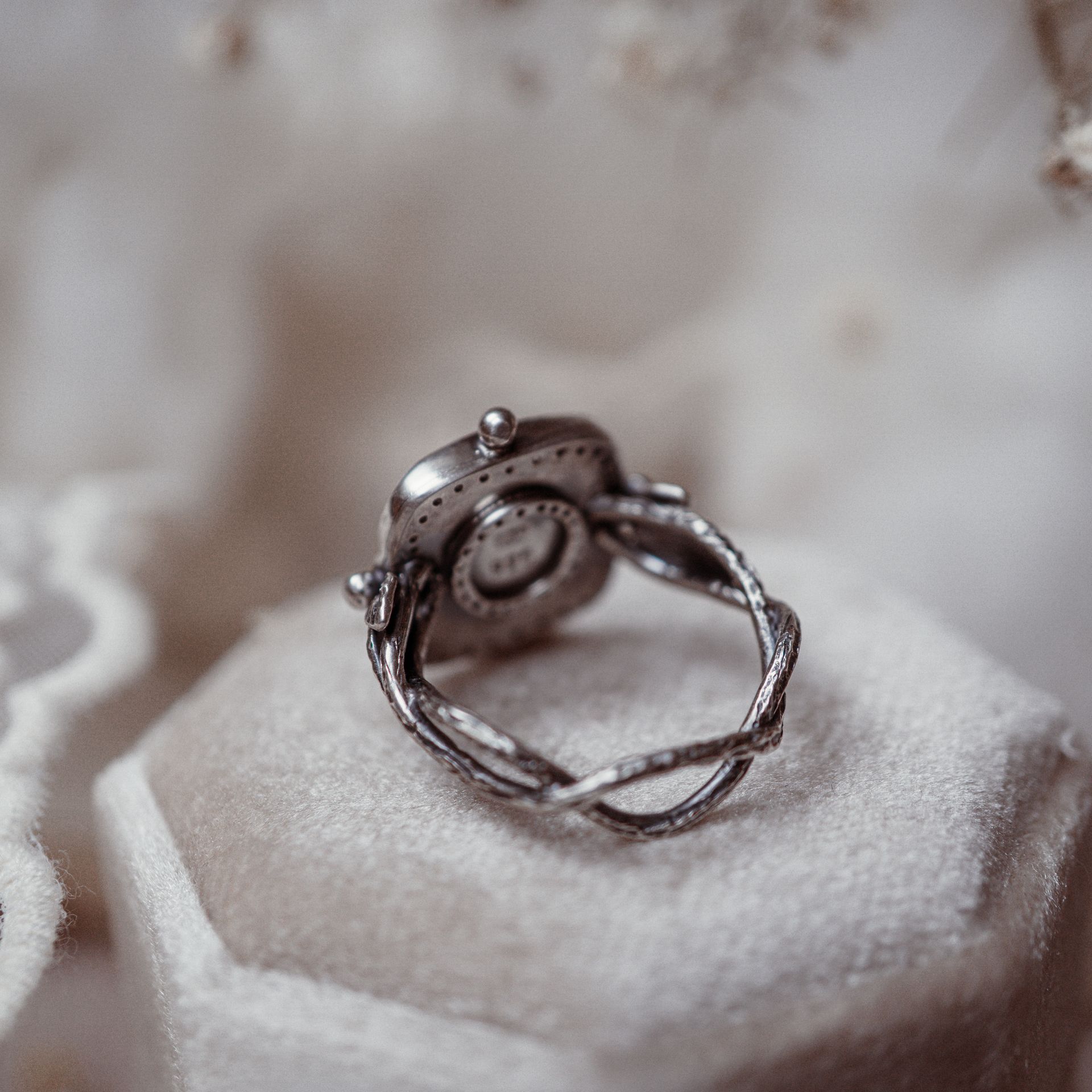 Pierścionek z białą muszlą, srebro 925, ręcznie rzeźbiony kwiat - obrazek 6