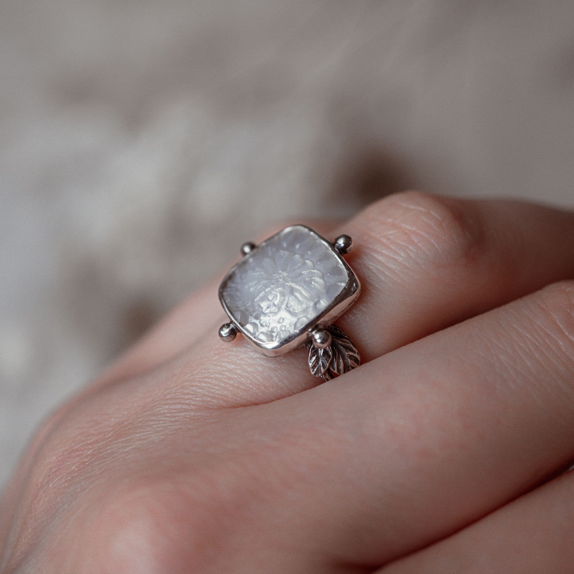 Pierścionek z białą muszlą, srebro 925, ręcznie rzeźbiony kwiat - obrazek 3